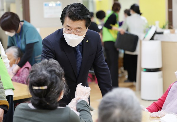 ▲ 관내 복지시설 방문해 소통 가지는 서강석 송파구청장.