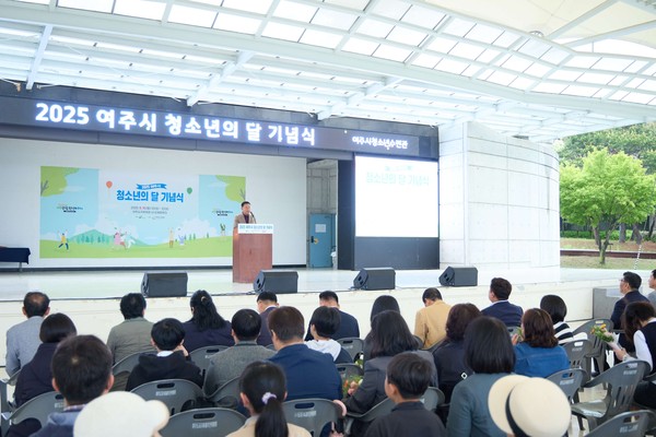 ▲ 이충우 여주시장이 청소년의 달 기념행사서 인사말을 하고 있다.
