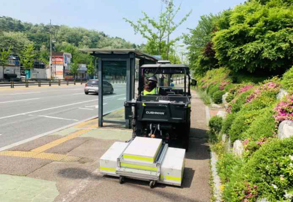 ▲ 보도 구간을 탐사 하고 있는 전동 카트형 지표투과레이더(GPR).