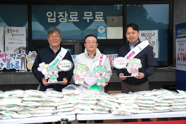 ▲ 김덕현 연천군수(가운데)가 제32회 연천 구석기축제에서 고향사랑기부제를 홍보하고 있다.