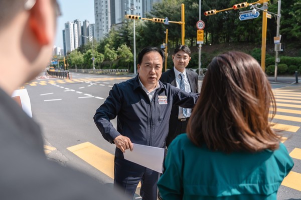 ▲ 이권재 오산시장 재포장 공사 현장 점검 실시 모습.