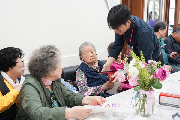 ▲ 의왕시 관내 한 경로당에서 정보취약계층 유심 해킹 2차피해 예방 안내활동이 진행되고 있다.