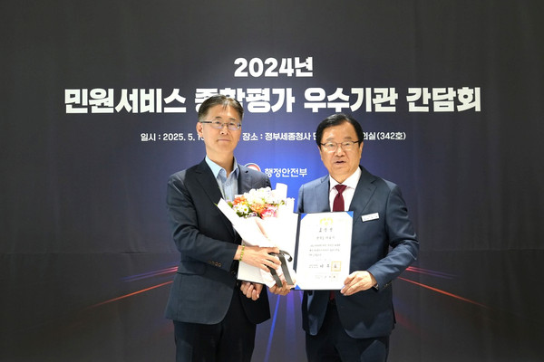 ▲ 이현재 하남시장(오른쪽)과 행정안전부 정부혁신국 황명석 국장(왼쪽).