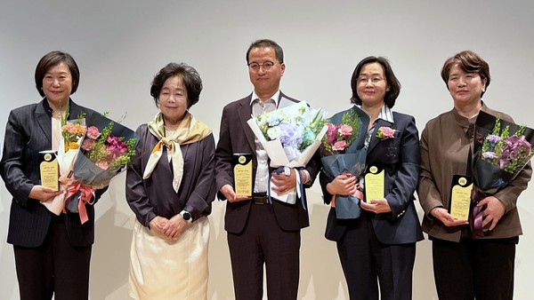 ▲ 올해의 박물관·미술관상 수상. 강명호 경기도자박물관장(가운데).