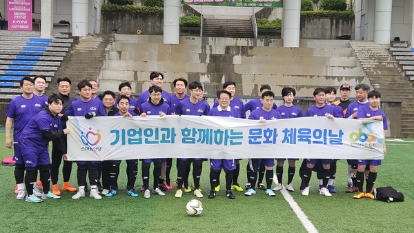 ▲ 안양산업진흥원은 10일 연예인축구단 일레븐FC와 친선경기를 가지고 기업인의 사기진작을 도모했다.