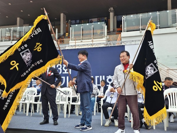 ▲ 이종환 부의장(오른쪽) '제43회 서울시장기 축구대회' 참석 모습.