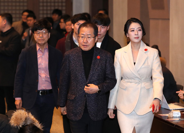 ▲ 포럼 창립식장 들어오는 홍준표 전 대표. /뉴시스