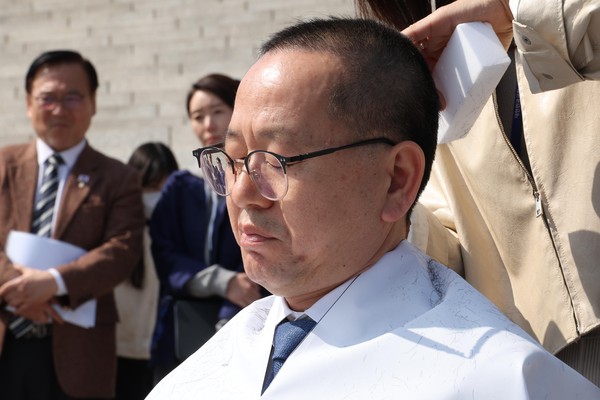 ▲ 김문수 더불어민주당 의원이 3월 11일 오후 서울 여의도 국회 본청 계단 앞에서 헌법재판소의 윤석열 대통령에 대한 조기 파면 결정을 촉구하며 삭발하고 있다. /뉴시스