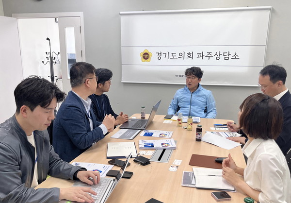 ▲ 조성환 의원(가운데)과 경기도의회 의정정보화팀이 의견을 나누고 있다.