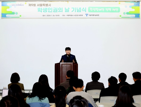 ▲ 지난해 학생인권의 날 기념식에서 축사하는 박강산 의원.
