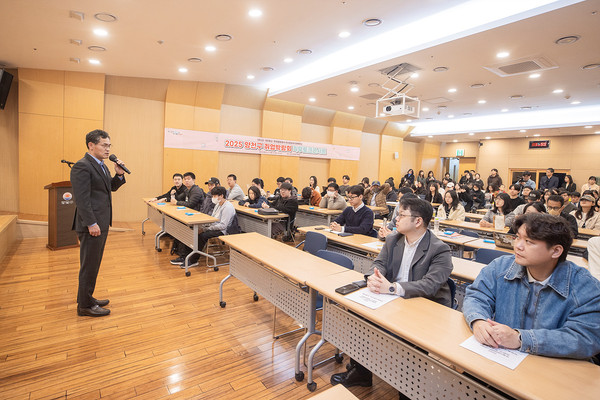 ▲ 지난달 진행한 ‘2025 양천구 취업박람회 직무토크콘서트’에서 청년들과 대화하는 이기재 구청장.