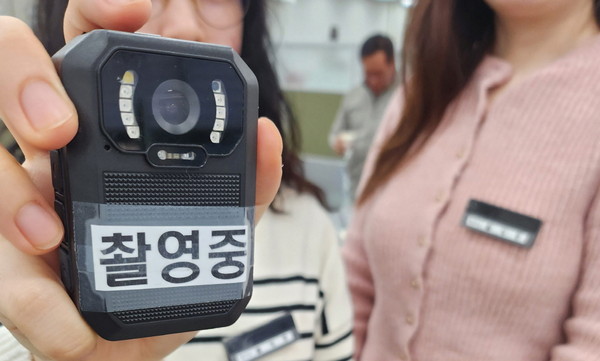 ▲ 민원실 직원 휴대용 보호장비 착용 사진.