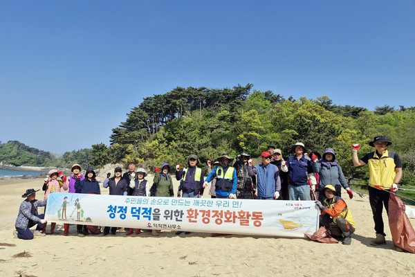 ▲ 덕적면, 죽노골 해변 해양환경정화 ‘클린업데이’ 실시 단체사진.