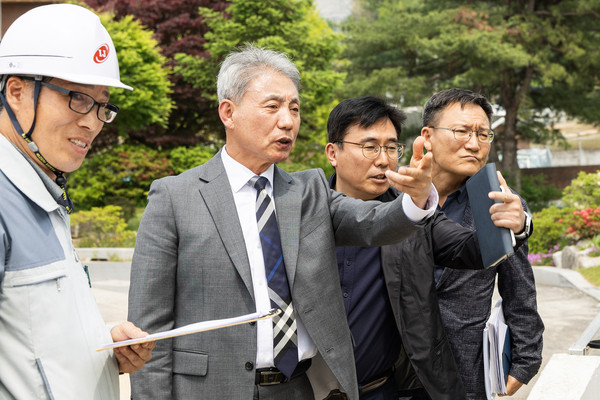 ▲ 윤환 계양구청장, 다남동 경로당 신축 현장 점검 모습.