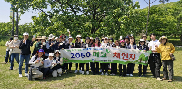 ▲ 인천 서구자원봉사센터 5월의 2050 에코체인지 '숲 체험' 단체사진.