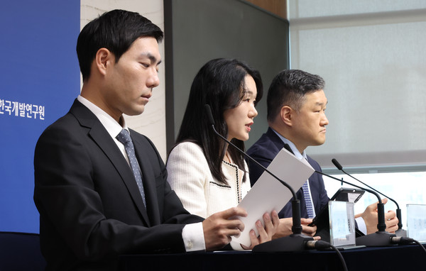 ▲ 김지연 KDI 전망총괄(가운데)과 김준형 KDI 동향총괄, 정규철 KDI 경제전망실장이 발표하고 있다. /뉴시스