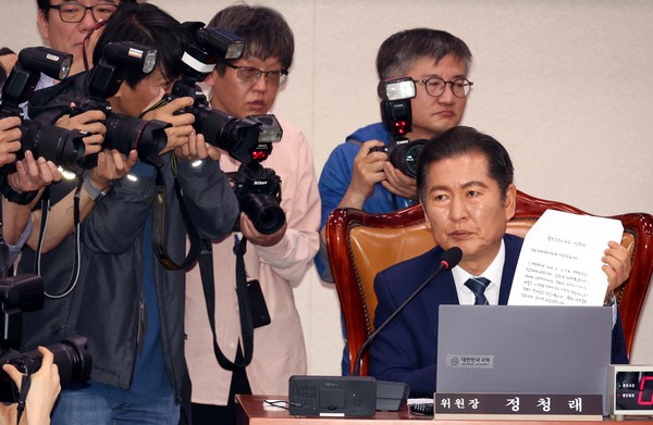 ▲ 대법관 불출석 사유서 공개하는 정청래 법사위원장. /뉴시스
