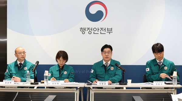 ▲ 오병권 행정안전부 자연재난실장이 지난 13일 오전 정부세종청사 중앙동 브리핑실에서 '2025년 여름철 자연재난(풍수해·폭염) 종합대책'에 대해 출입기자 대상으로 정책설명회를 하고 있다. (사진=행정안전부 제공)