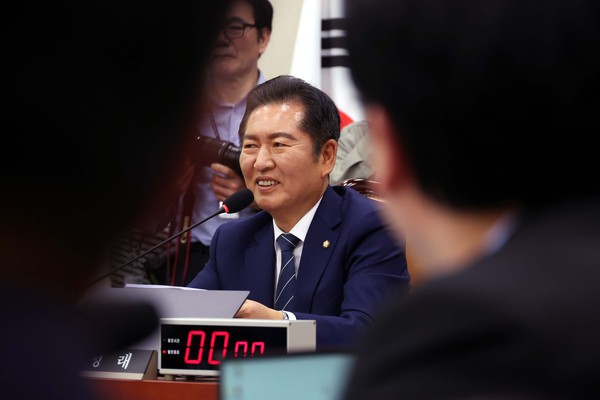 ▲ 미소짓는 정청래 법사위원장. /뉴시스