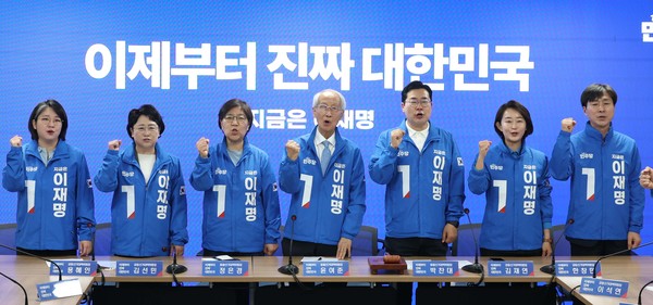 ▲ 파란 선거운동복 입고 파이팅 외치는 야5당 대표들. /뉴시스