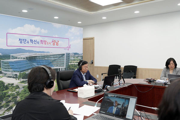 ▲ 신상진 성남시장이 미국 노스캐롤라이나주 하이포인트의 시릴 제퍼슨 시장과 화상회의를 진행하고 있다.
