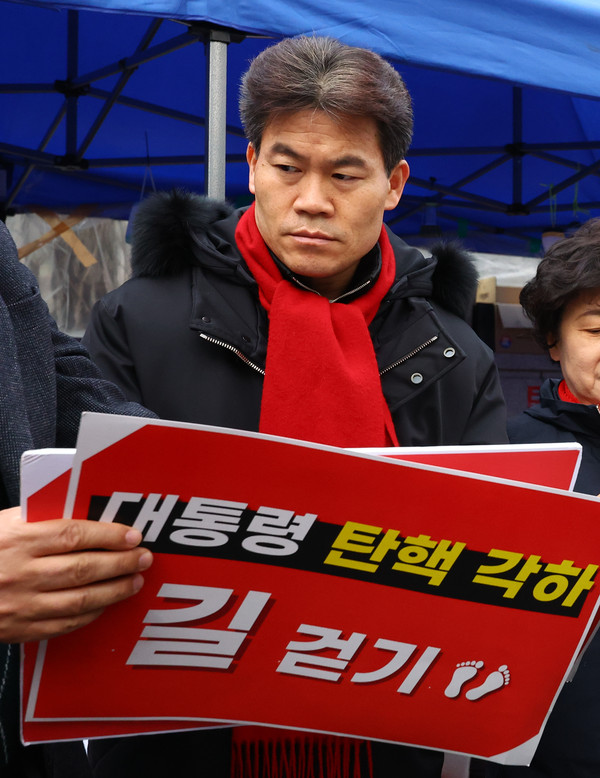 ▲ 한국사 강사 전한길 씨가 24일 서울 종로구 헌법재판소 앞에서 열린 윤석열 대통령 탄핵 각하 촉구 길 걷기 행사에 참여해 있다. /뉴시스