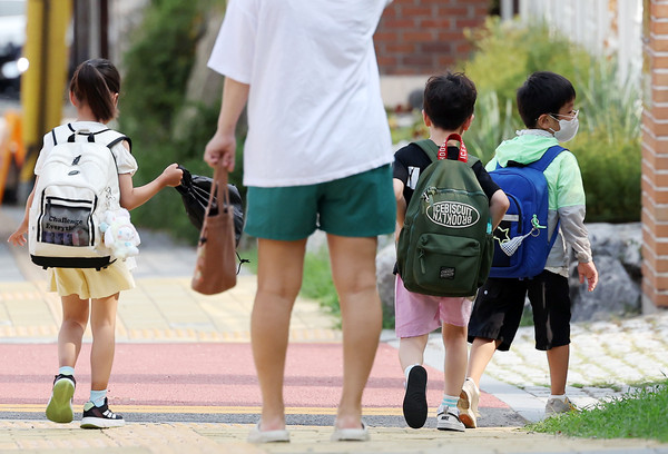 ▲ 서울시내 한 초등학교에서 아이들이 등교하고 있다. /뉴시스