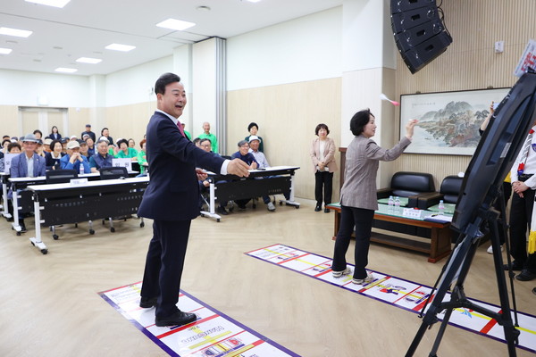 ▲ 의왕시노인회지회장배 한궁대회에 참석한 김성제 의왕시장.