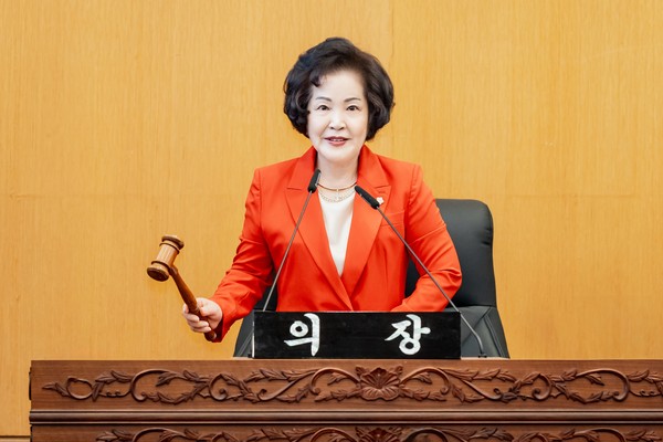 ▲ 타봉 중인 전은혜 의장.