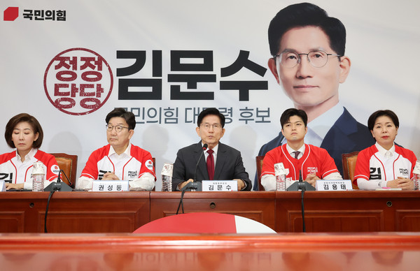 ▲ 선대위 회의 발언하는 김문수 후보. /뉴시스