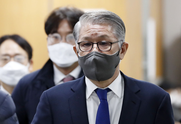 ▲ 최신원 전 SK네트웍스 회장이 지난 2021년 서울 서초구 서울중앙지법에서 열린 2235억원 횡령·배임 혐의 30차 공판에 출석하고 있다.