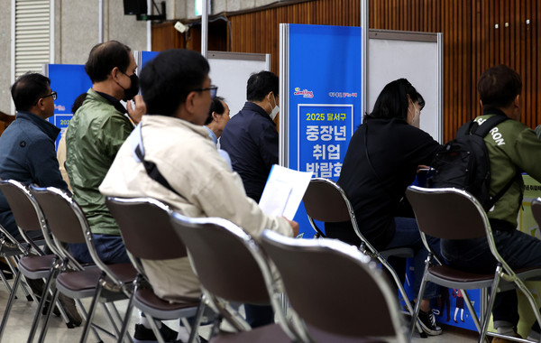 ▲ 지난달 10일 대구 달서구청 대강당에서 열린 2025 달서구 중장년 취업박람회에서 구직자들이 현장 면접을 보고 있다. /뉴시스