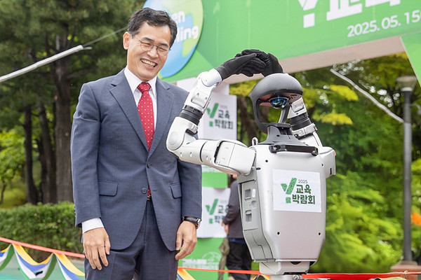 ▲ ‘Y교육박람회 2025’ 현장에서 ‘휴머노이드 Y봇’과 이기재 양천구청장.