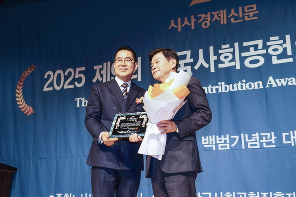 ▲ 이필형 동대문구청장(사진 오른쪽)이 제9회 한국사회공헌대상 수상 기념촬영을 하고 있다.
