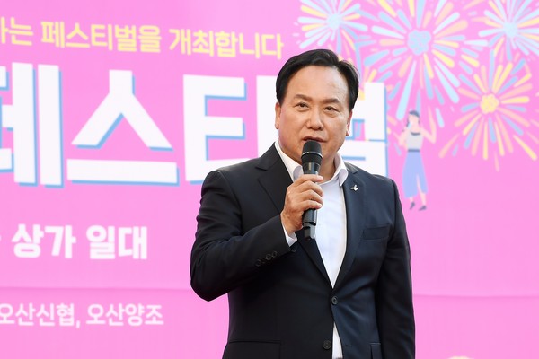 ▲ 이권재 시장이 골목상권 살리기 별빛 페스타에 참석해 인사말을 하고 있다.