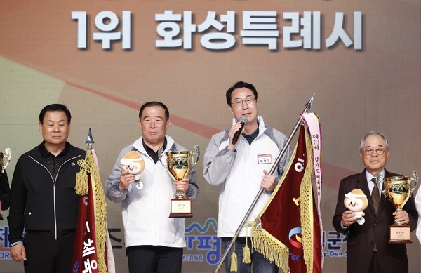 ▲ 정명근 화성특례시장이 경기도체육대회 우승 시상식에서 우승소감을 말하고 있다.