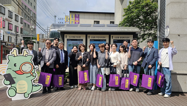 ▲ 한국도시재생학회 소속 인원들 '신갈오거리 도시재생사업' 대상지 현장 답사 모습.