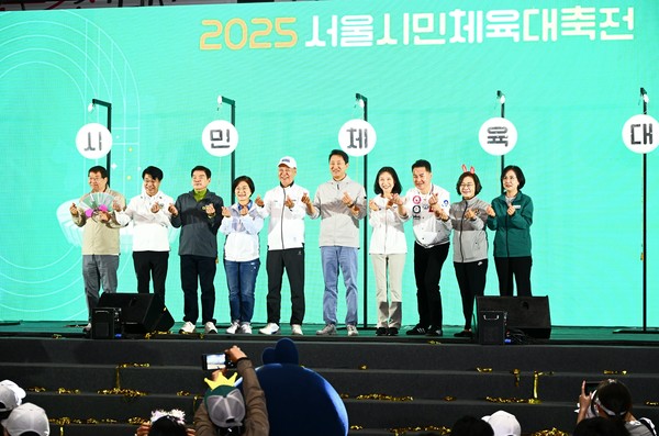 ▲ 오세훈 서울시장이 17일 오전 잠실실내체육관에서 열린 '서울시민체육대축전' 개회식에 축하 세리머니를 하고 있다.