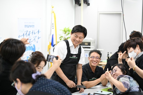 ▲ 조용익 부천시장이 ‘열린시장실 운영’을 통해 시민들과 대화를 나누고 있는 모습.