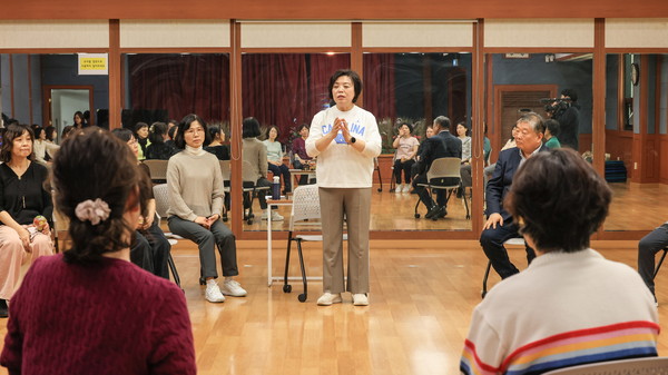 ▲ 지난 3월 신계용 과천시장이 찾아가는 시장실 행사를 통해 주민들과 소통하고 있다.