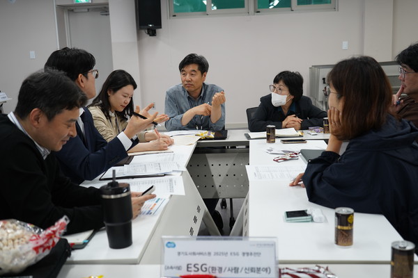 ▲ ESG 경영 추진단 E(환경)분야 담당자들이 실효성있는 실행과제에 대해 논의하고 있다.