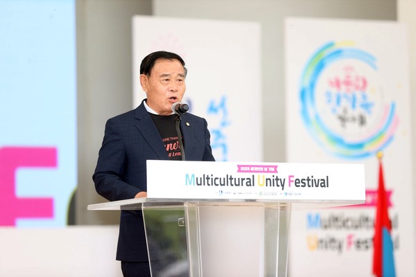 ▲ 이재식 의장이 '제17회 다문화 한가족 축제'에서 축사를 하고 있다.