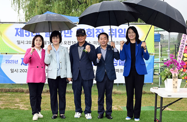 ▲ 김연균 의장(오른쪽에서 두 번째) '제5대 의정부시 파크골프협회 회장 취임식 및 협회장배 대회' 참석 모습.