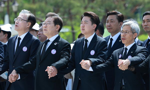 ▲ 제45주년 5·18민주화운동 기념식 참석한 이재명(오른쪽 세번째부터) 더불어민주당 대선후보, 이준석 개혁신당 대선후보, 권영국 민주노동당 대선 후보. /뉴시스