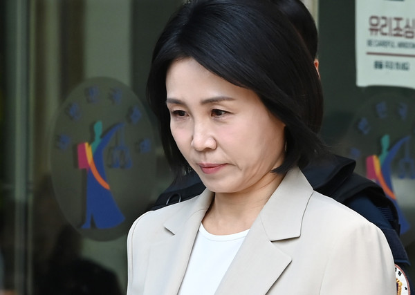 ▲ 이재명 더불어민주당 대선 후보의 배우자 김혜경씨가 12일 경기 수원시 영통구 수원지방법원에서 열린 '공직선거법위반 혐의' 2심 선거 공판을 마친 뒤 법원을 나서고 있다. /뉴시스