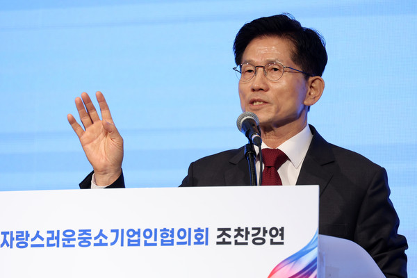 ▲ 김문수 국민의힘 대선후보가 15일 오전 서울 영등포구 중소기업중앙회에서 열린 '자랑스러운 중소기업인협의회 조찬 강연'에 참석해 축사를 하고 있다. /뉴시스