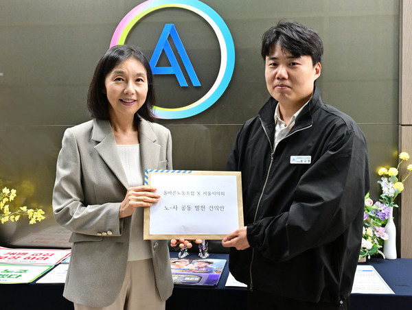 ▲ 최호정 의장에게 건의안 전달하는 송시영 위원장(오른쪽).