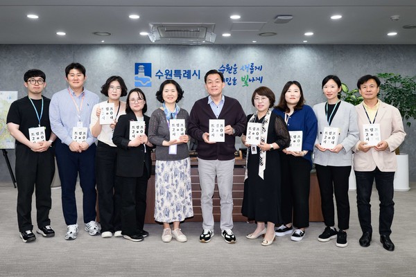 ▲ 지난 14일 열린 첫 독서 모임 참석자들이 단체 사진을 촬영하고 있다.
