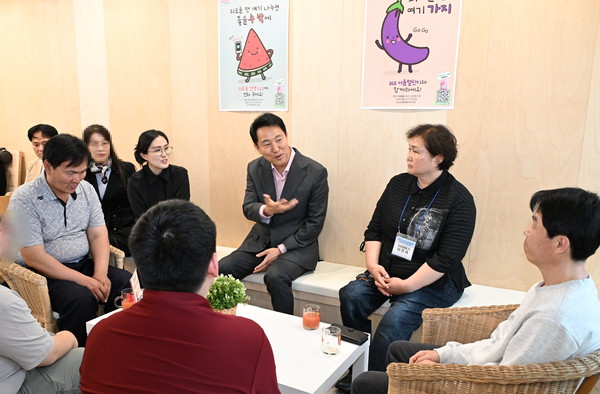 ▲ 오세훈 서울시장이 16일 ‘서울마음편의점 동대문점’에서 이용 시민, 치유활동가와 대화를 나누고 있다.