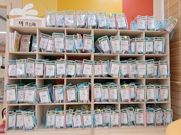 ▲ 이천시 어린이도서관 책 걸음마 코너.